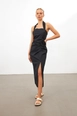 Bir model,  toptan giyim markasının str11421-dress-black toptan  ürününü sergiliyor.