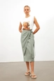 Bir model,  toptan giyim markasının str11438-skirt-oil-green toptan  ürününü sergiliyor.