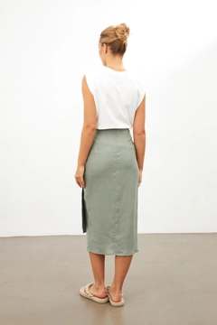 Een kledingmodel uit de groothandel draagt str11438-skirt-oil-green, Turkse groothandel Rok van Setre