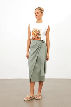 Bir model, Setre toptan giyim markasının str11438-skirt-oil-green toptan Etek ürününü sergiliyor.