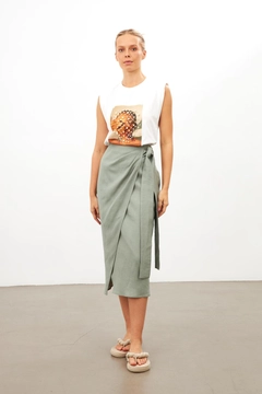 Bir model, Setre toptan giyim markasının str11438-skirt-oil-green toptan Etek ürününü sergiliyor.