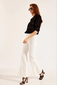Una modella di abbigliamento all'ingrosso indossa 40357 - Trousers - Ecru, vendita all'ingrosso turca di Pantaloni di Setre