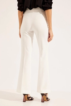 Bir model, Setre toptan giyim markasının 40357 - Trousers - Ecru toptan Pantolon ürününü sergiliyor.