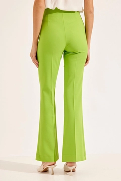 Ένα μοντέλο χονδρικής πώλησης ρούχων φοράει 40415 - Trousers - Pistachio Green, τούρκικο Παντελόνι χονδρικής πώλησης από Setre
