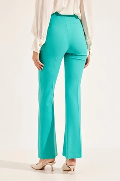 Bir model, Setre toptan giyim markasının 40422 - Trousers - Turquoise toptan Pantolon ürününü sergiliyor.