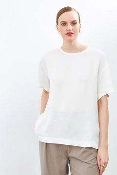Una modella di abbigliamento all'ingrosso indossa str11314-blouse-ecru, vendita all'ingrosso turca di Camicetta di Setre