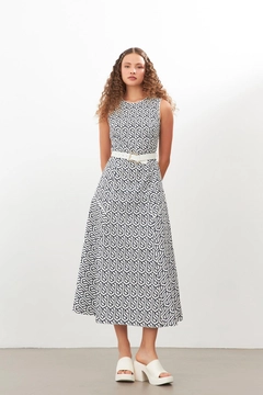 Bir model, Setre toptan giyim markasının str11358-dress-navy-blue-white toptan Elbise ürününü sergiliyor.