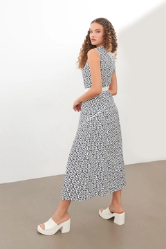 Bir model, Setre toptan giyim markasının str11358-dress-navy-blue-white toptan Elbise ürününü sergiliyor.