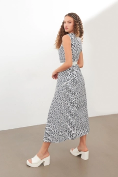 Ένα μοντέλο χονδρικής πώλησης ρούχων φοράει str11358-dress-navy-blue-white, τούρκικο Φόρεμα χονδρικής πώλησης από Setre