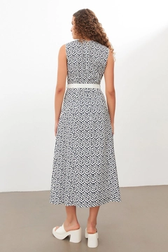 Ένα μοντέλο χονδρικής πώλησης ρούχων φοράει str11358-dress-navy-blue-white, τούρκικο Φόρεμα χονδρικής πώλησης από Setre