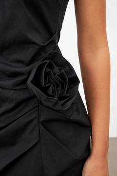 Bir model, Setre toptan giyim markasının str11421-dress-black toptan Elbise ürününü sergiliyor.