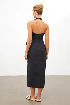 Bir model, Setre toptan giyim markasının str11421-dress-black toptan Elbise ürününü sergiliyor.