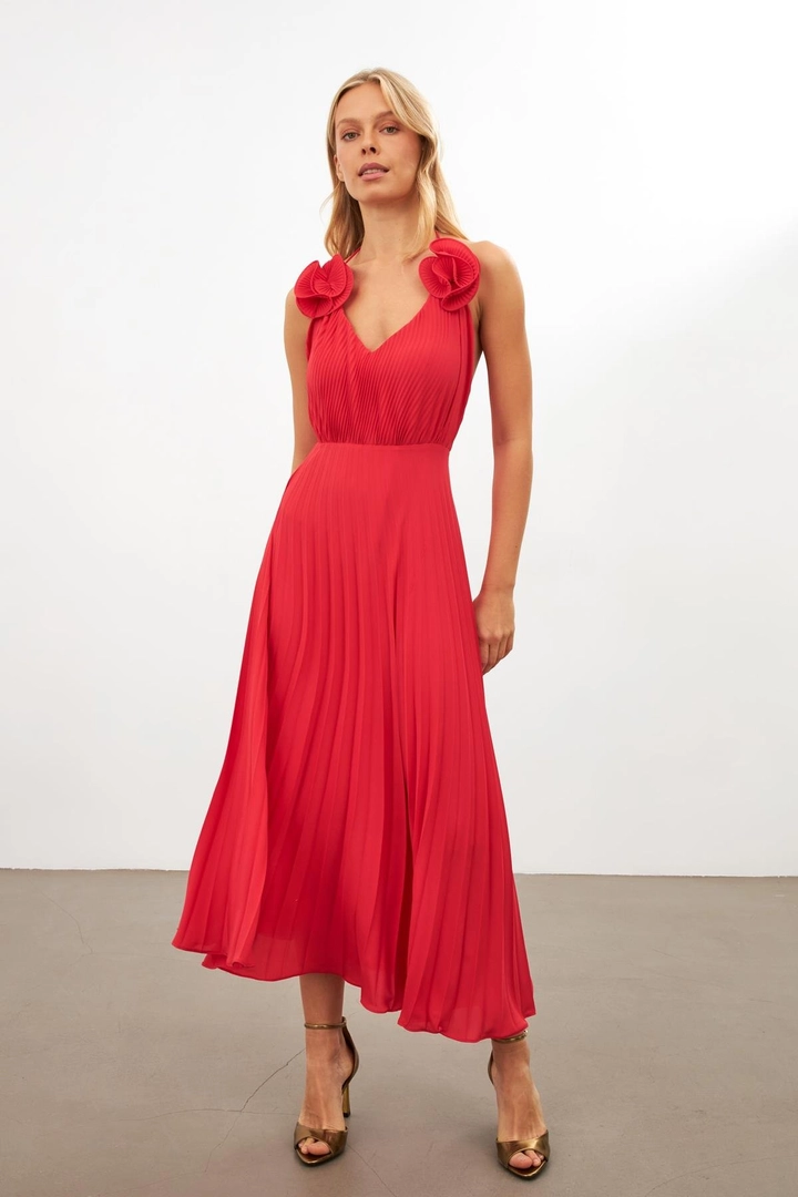 Bir model, Setre toptan giyim markasının str11414-dress-red toptan Elbise ürününü sergiliyor.