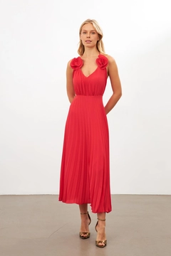 Bir model, Setre toptan giyim markasının str11414-dress-red toptan Elbise ürününü sergiliyor.