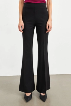 Bir model, Setre toptan giyim markasının 40330 - Trousers - Black toptan Pantolon ürününü sergiliyor.