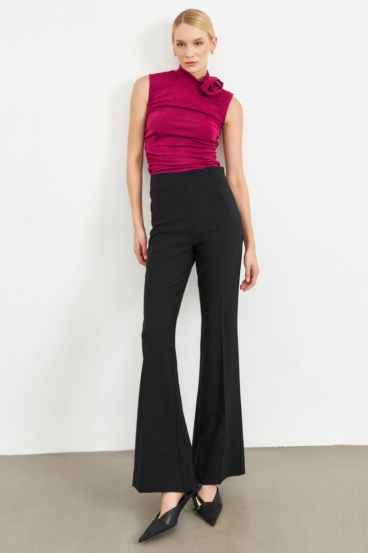 Bir model, Setre toptan giyim markasının 40330 - Trousers - Black toptan Pantolon ürününü sergiliyor.