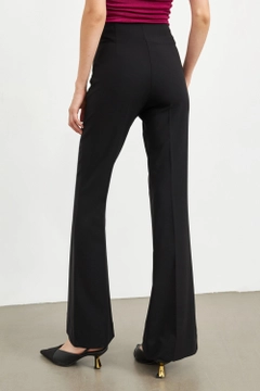 Una modella di abbigliamento all'ingrosso indossa 40330 - Trousers - Black, vendita all'ingrosso turca di Pantaloni di Setre