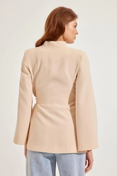 Una modella di abbigliamento all'ingrosso indossa 47230 - Jacket - Beige, vendita all'ingrosso turca di Giacca di Setre