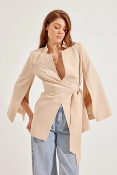 Bir model, Setre toptan giyim markasının 47230 - Jacket - Beige toptan Ceket ürününü sergiliyor.