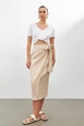 Bir model,  toptan giyim markasının str11185-skirt-beige toptan  ürününü sergiliyor.