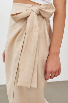 Bir model, Setre toptan giyim markasının str11185-skirt-beige toptan Etek ürününü sergiliyor.