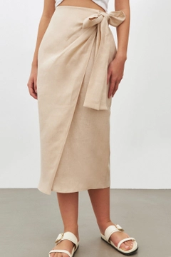 Bir model, Setre toptan giyim markasının str11185-skirt-beige toptan Etek ürününü sergiliyor.