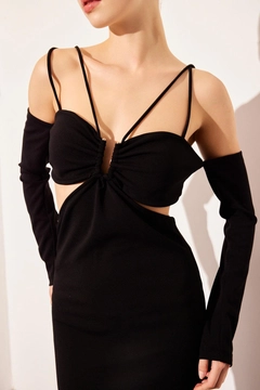 Bir model, Setre toptan giyim markasının 31707 - Dress - Black toptan Elbise ürününü sergiliyor.