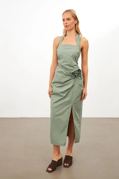 Bir model, Setre toptan giyim markasının str11437-dress-oil-green toptan Elbise ürününü sergiliyor.