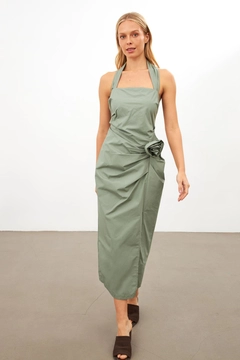 Ένα μοντέλο χονδρικής πώλησης ρούχων φοράει str11437-dress-oil-green, τούρκικο Φόρεμα χονδρικής πώλησης από Setre
