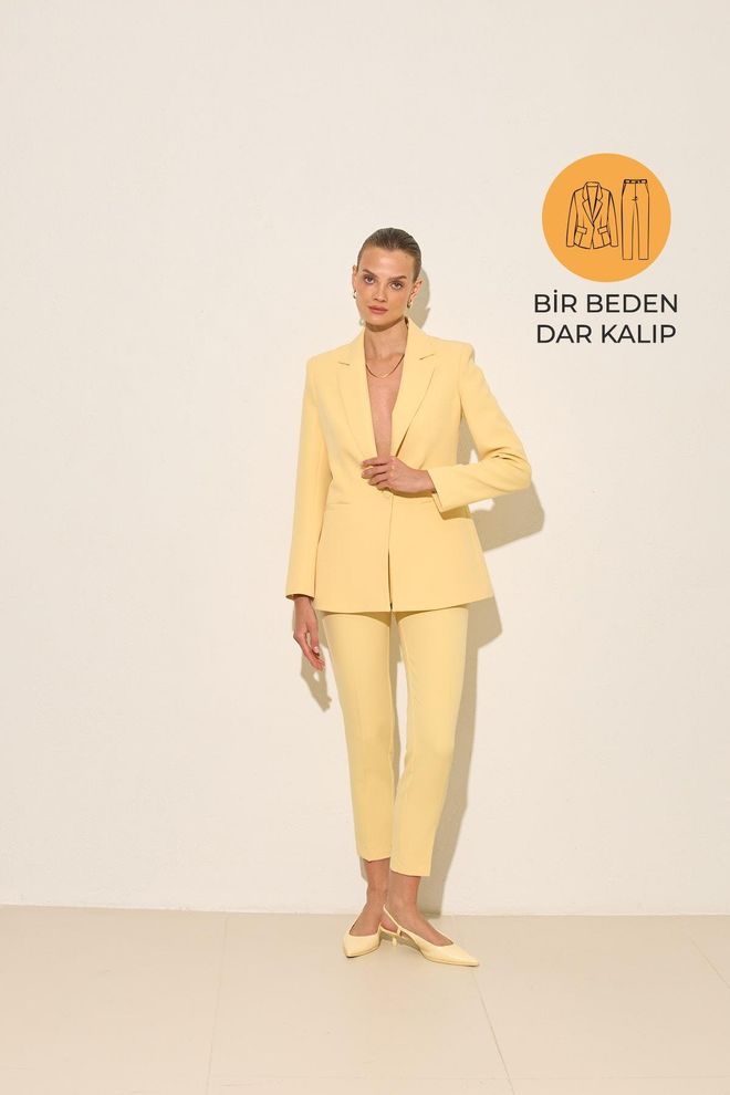 Setre Eleganti Geltona Aptempta Ir Platėjanti Kostiumas Su Dantytu Kaklu Didmeninė prekyba drabužiais Išleistuvės