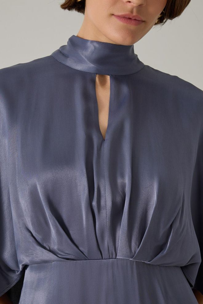 Setre Elegantes Graues Slip Kleid Mit Cape Ärmeln Großhandelskleidung Frühling