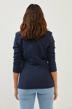 Bir model, Setre toptan giyim markasının 9132 - Jacket - Navy Blue toptan Ceket ürününü sergiliyor.