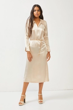 Ein Bekleidungsmodell aus dem Großhandel trägt 2048 - Beige Dress, türkischer Großhandel Kleid von Setre