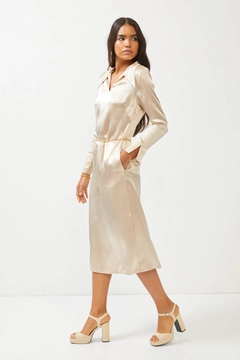 Ένα μοντέλο χονδρικής πώλησης ρούχων φοράει 2048 - Beige Dress, τούρκικο Φόρεμα χονδρικής πώλησης από Setre