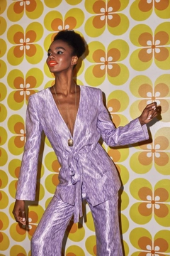 Bir model, Setre toptan giyim markasının 3149 - Lilac Suit toptan Takım ürününü sergiliyor.