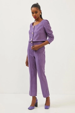 Bir model, Setre toptan giyim markasının 16274 - Jacket - Purple toptan Ceket ürününü sergiliyor.