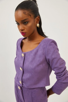 Bir model, Setre toptan giyim markasının 16274 - Jacket - Purple toptan Ceket ürününü sergiliyor.