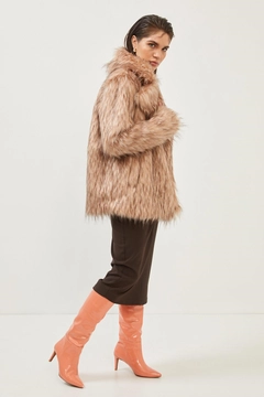 Bir model, Setre toptan giyim markasının 17775 - Coat - Mink toptan Kaban ürününü sergiliyor.