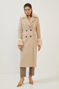 Bir model, Setre toptan giyim markasının 17776 - Coat - Beige toptan Kaban ürününü sergiliyor.
