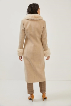 Bir model, Setre toptan giyim markasının 17776 - Coat - Beige toptan Kaban ürününü sergiliyor.