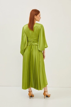 A wholesale clothing model wears 18709 - Dress - Pistachio Green, Turkish wholesale Dress of Setre