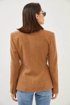 Bir model, Setre toptan giyim markasının 18719 - Jacket - Camel toptan Ceket ürününü sergiliyor.