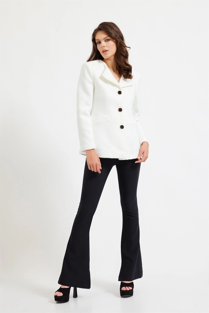 Ein Bekleidungsmodell aus dem Großhandel trägt 18810 - Jacket - Cream, türkischer Großhandel Jacke von Setre