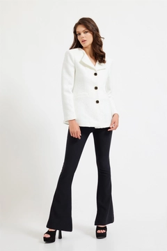 Een kledingmodel uit de groothandel draagt 18810 - Jacket - Cream, Turkse groothandel Jasje van Setre