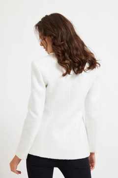 Bir model, Setre toptan giyim markasının 18810 - Jacket - Cream toptan Ceket ürününü sergiliyor.