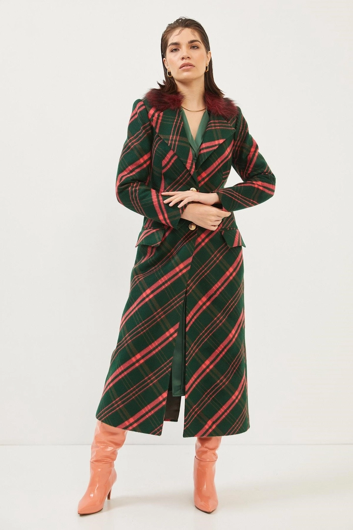 Una modelo de ropa al por mayor lleva 18877 - Coat - Green And Pink, Abrigo turco al por mayor de Setre