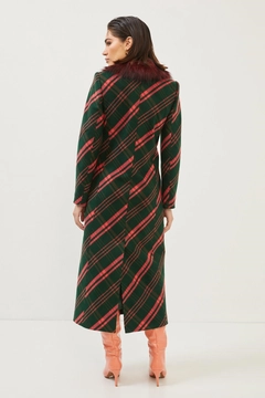 Ein Bekleidungsmodell aus dem Großhandel trägt 18877 - Coat - Green And Pink, türkischer Großhandel Mantel von Setre