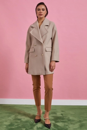 A model wears 19002 - Coat - Beige, wholesale undefined of Setre to display at Lonca