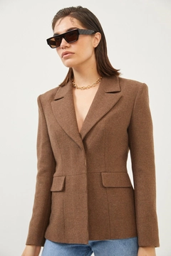 Bir model, Setre toptan giyim markasının 19019 - Jacket - Brown toptan Ceket ürününü sergiliyor.
