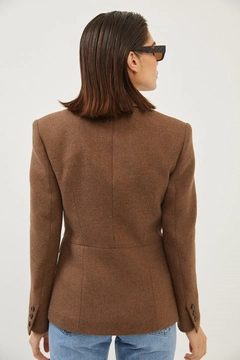 Bir model, Setre toptan giyim markasının 19019 - Jacket - Brown toptan Ceket ürününü sergiliyor.